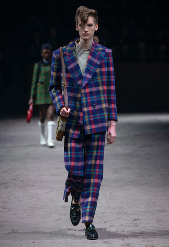 グッチ（GUCCI）が、2020-21年秋冬メンズコレクションショーをイタリア・ミラノのパラッツォ・デッレ・シンティッレ（Palazzo delle Scintille）で開催した。