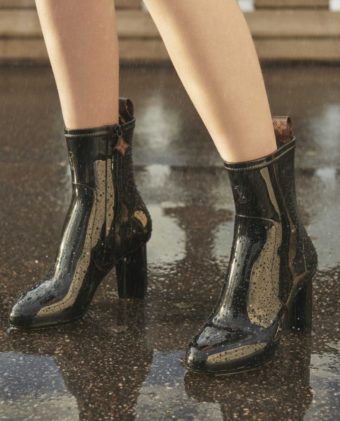 「SILHOUETTE ANKLE BOOT」（H8cm/9万7,000円）