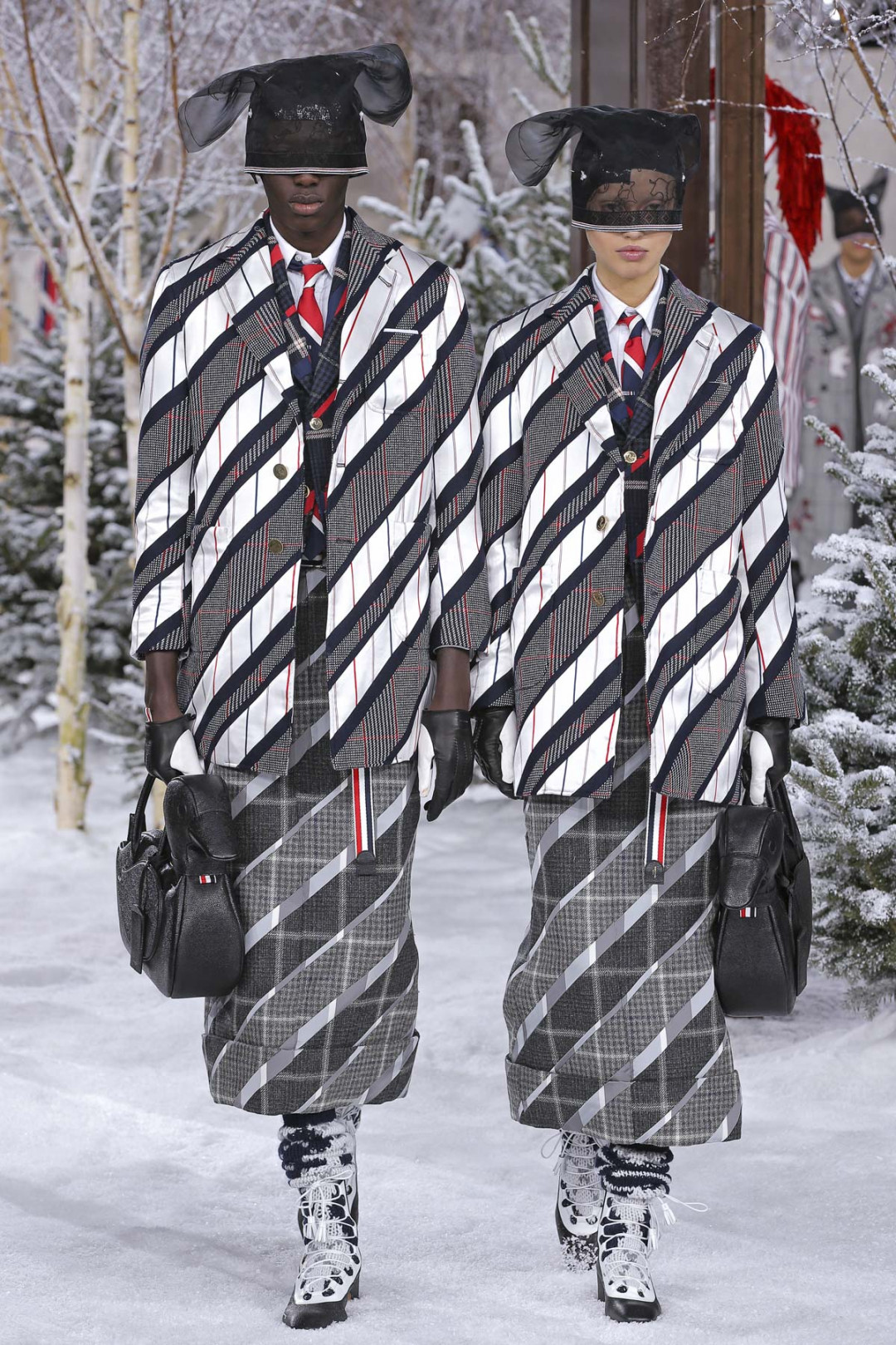 トム ブラウン（Thom Browne）が、パリで2020-21年秋冬コレクションを発表した。