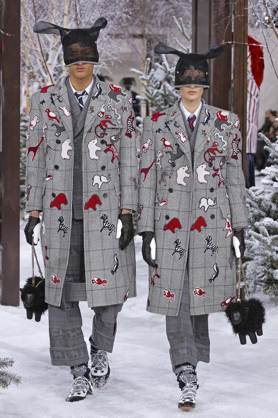 トム ブラウン（Thom Browne）が、パリで2020-21年秋冬コレクションを発表した。