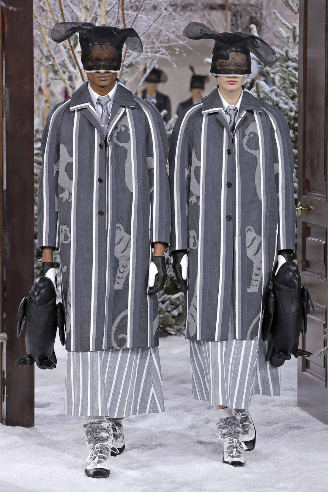 トム ブラウン（Thom Browne）が、パリで2020-21年秋冬コレクションを発表した。