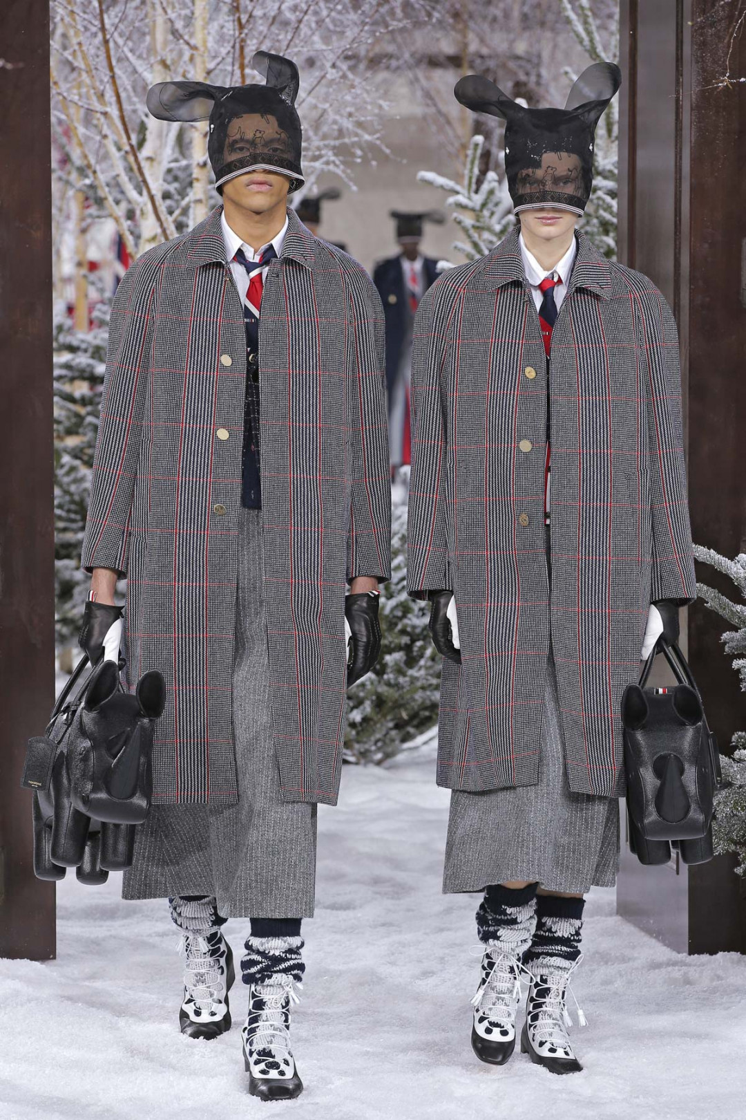 トム ブラウン（Thom Browne）が、パリで2020-21年秋冬コレクションを発表した。