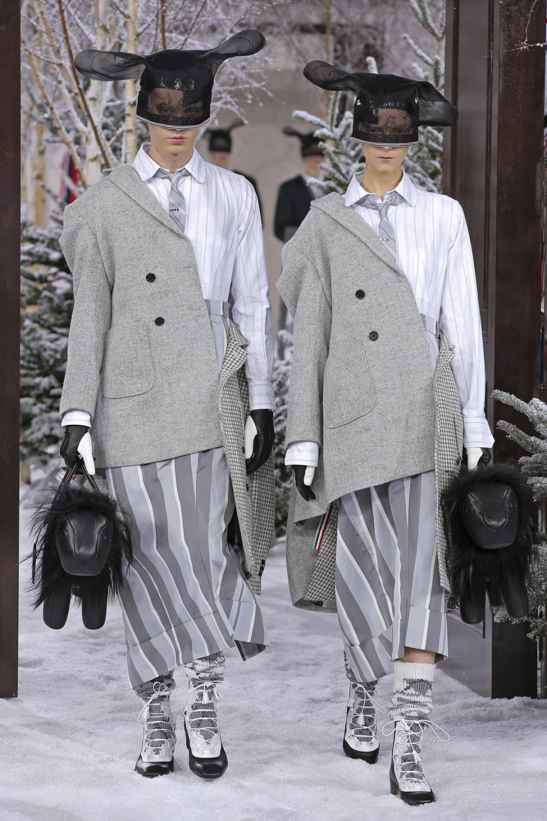 トム ブラウン（Thom Browne）が、パリで2020-21年秋冬コレクションを発表した。