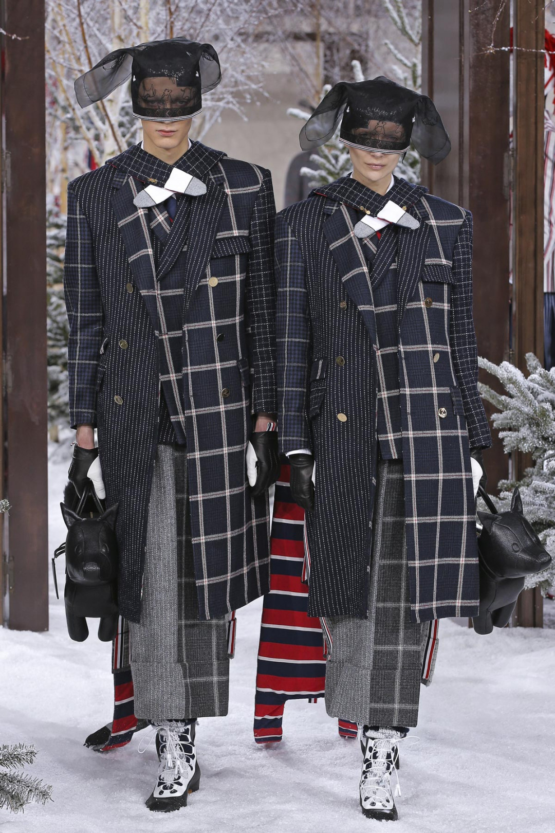 トム ブラウン（Thom Browne）が、パリで2020-21年秋冬コレクションを発表した。