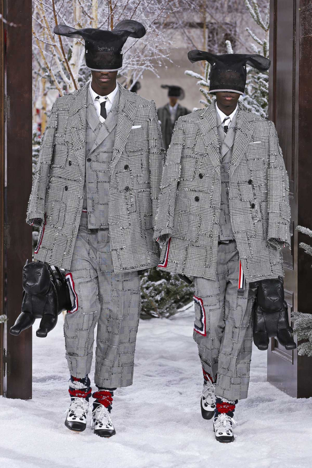 トム ブラウン（Thom Browne）が、パリで2020-21年秋冬コレクションを発表した。