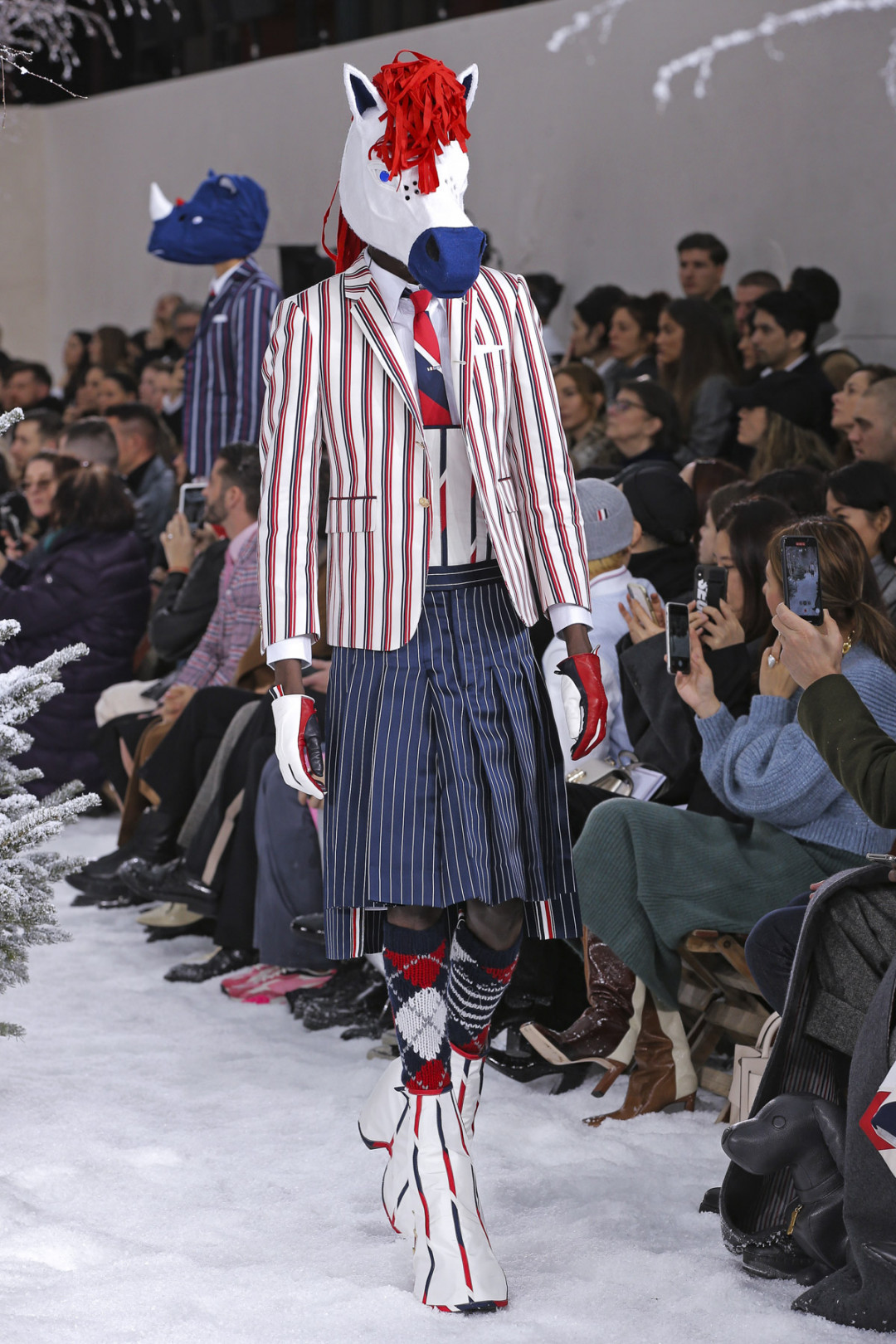 トム ブラウン（Thom Browne）が、パリで2020-21年秋冬コレクションを発表した。