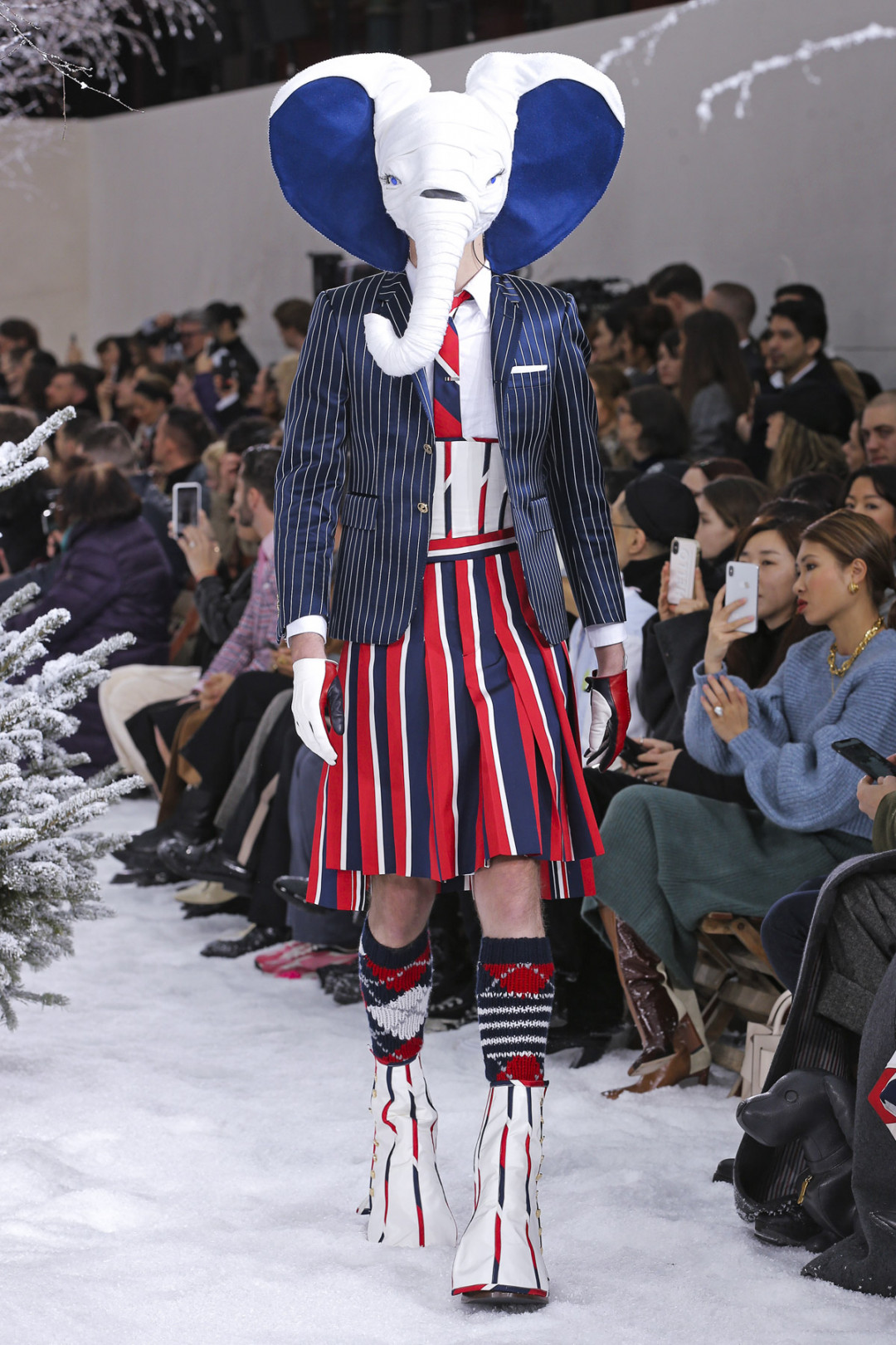 トム ブラウン（Thom Browne）が、パリで2020-21年秋冬コレクションを発表した。