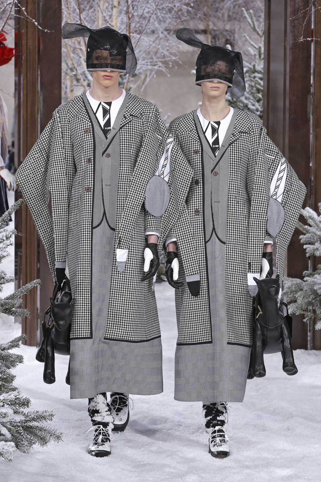 トム ブラウン（Thom Browne）が、パリで2020-21年秋冬コレクションを発表した。