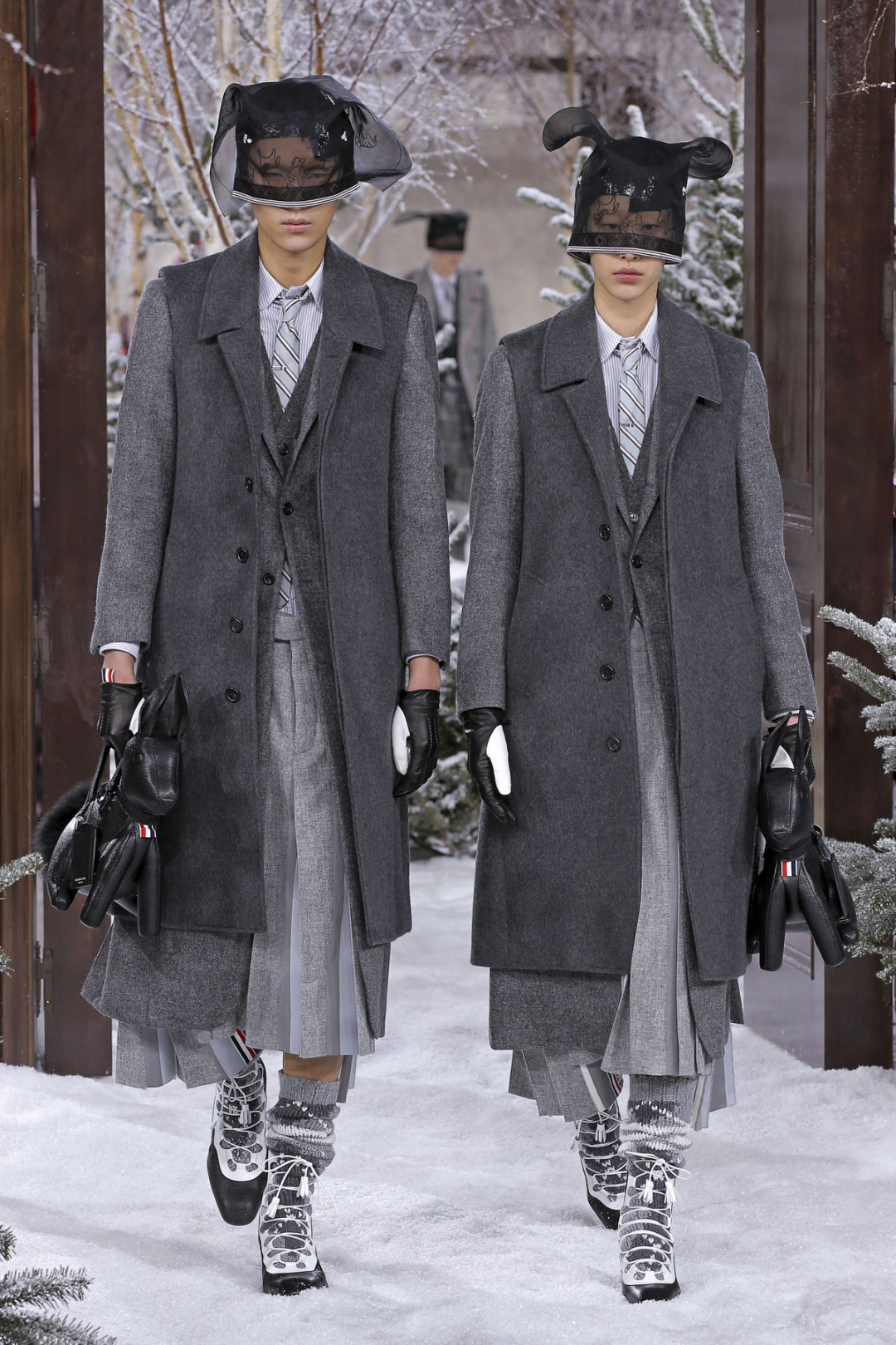 トム ブラウン（Thom Browne）が、パリで2020-21年秋冬コレクションを発表した。