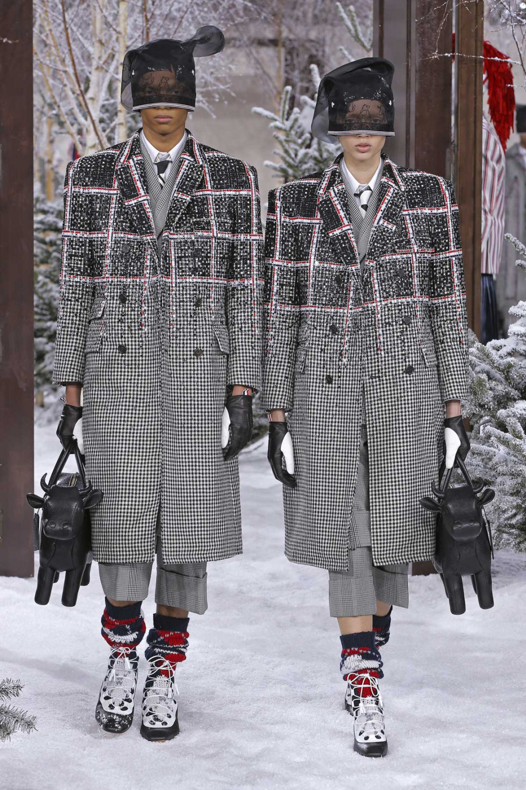 トム ブラウン（Thom Browne）が、パリで2020-21年秋冬コレクションを発表した。