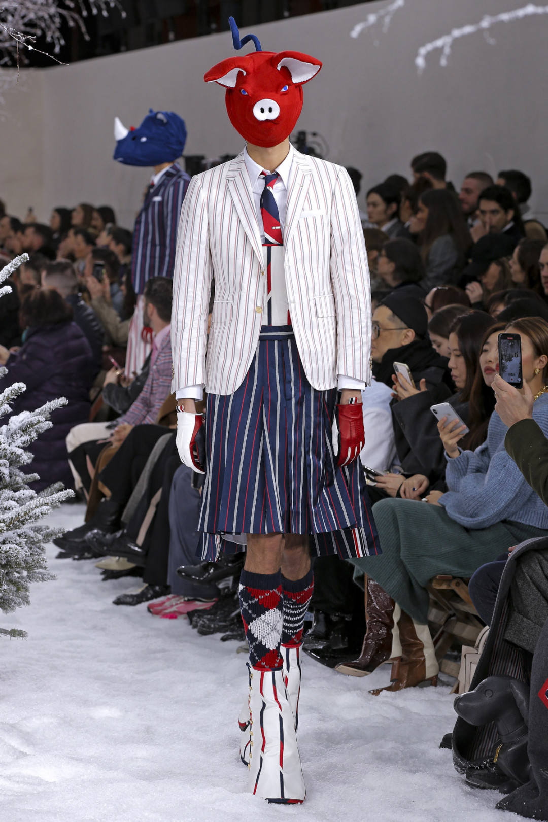 トム ブラウン（Thom Browne）が、パリで2020-21年秋冬コレクションを発表した。