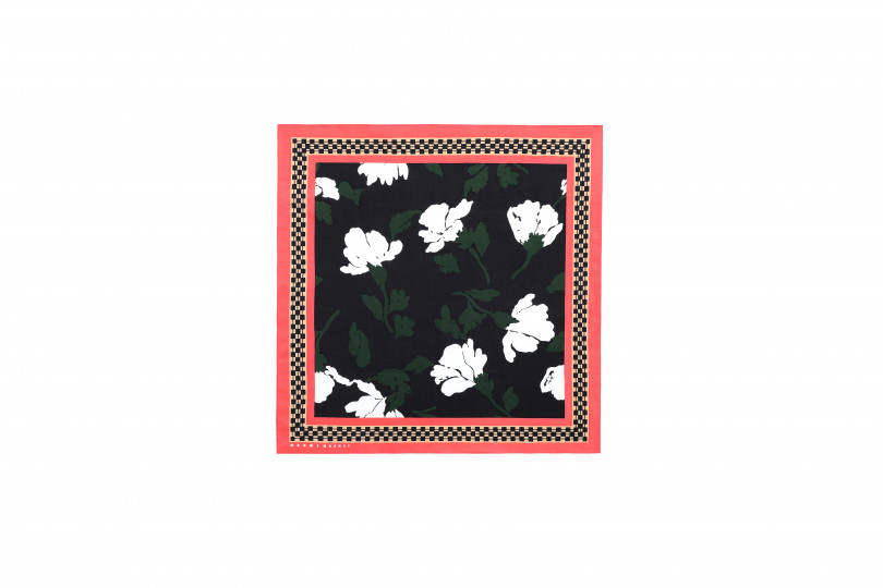バンダナ「BLACK/PINK FLOWER」（3,700円 / 53x53cm）