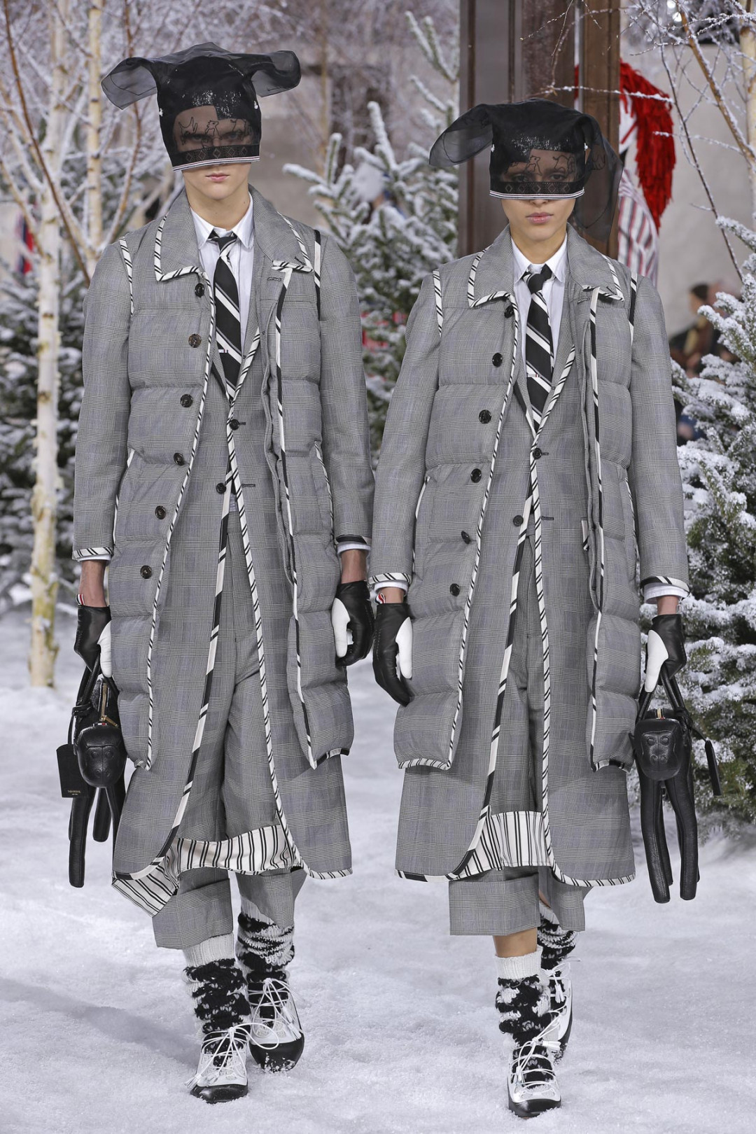 トム ブラウン（Thom Browne）が、パリで2020-21年秋冬コレクションを発表した。