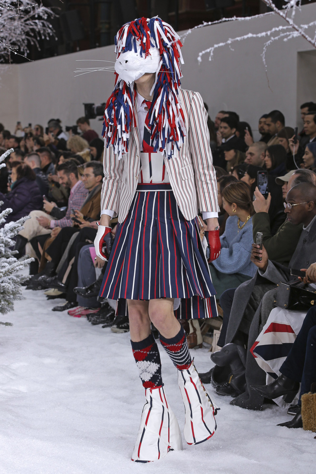 トム ブラウン（Thom Browne）が、パリで2020-21年秋冬コレクションを発表した。