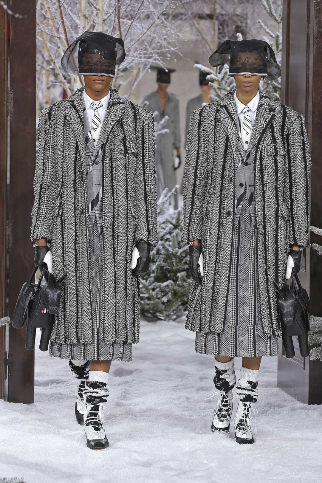 トム ブラウン（Thom Browne）が、パリで2020-21年秋冬コレクションを発表した。