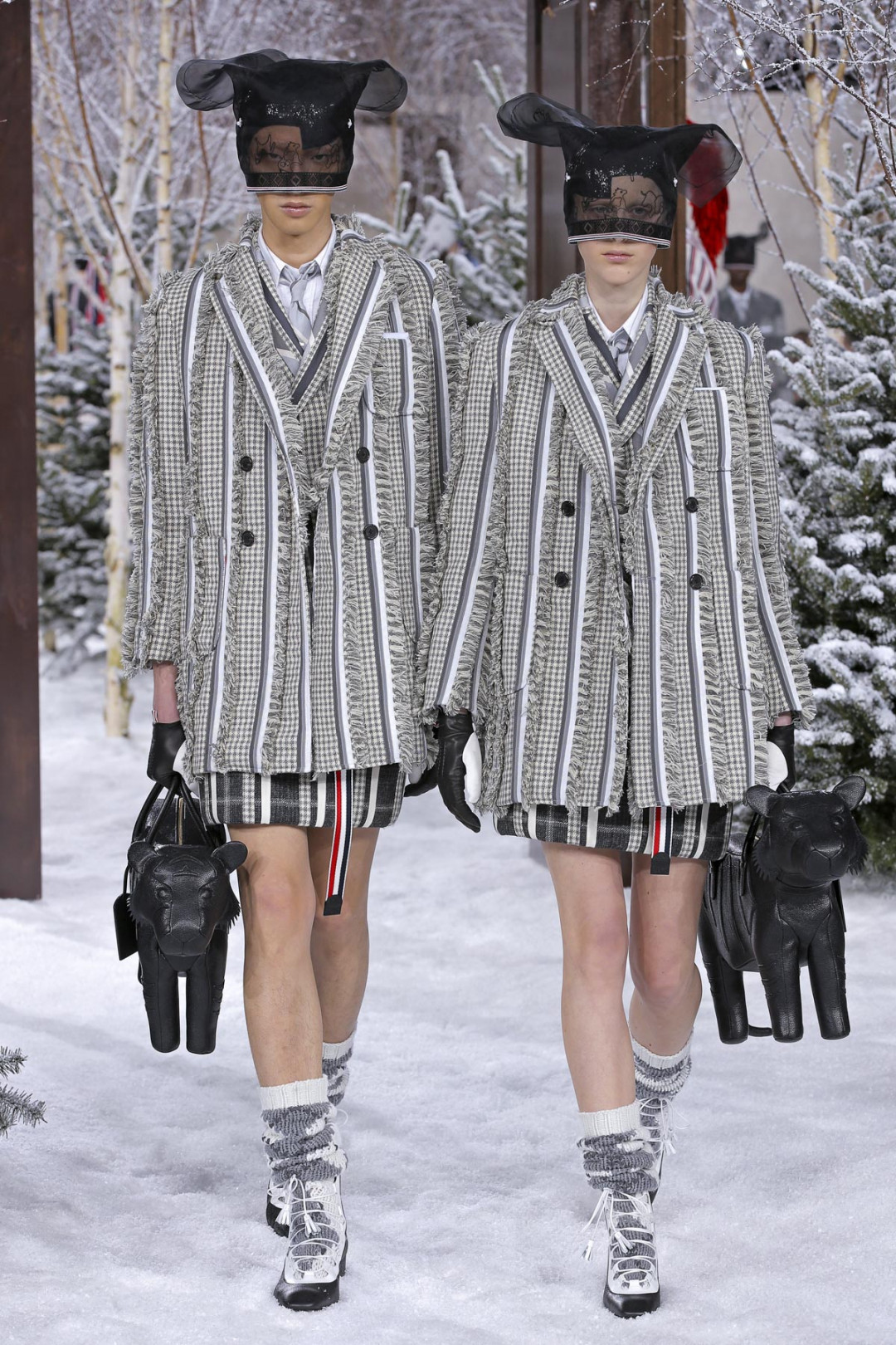 トム ブラウン（Thom Browne）が、パリで2020-21年秋冬コレクションを発表した。