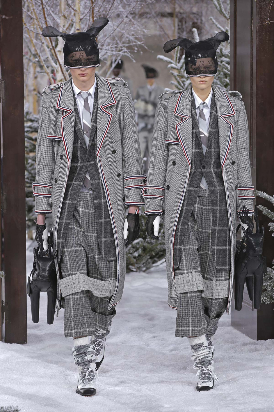 トム ブラウン（Thom Browne）が、パリで2020-21年秋冬コレクションを発表した。