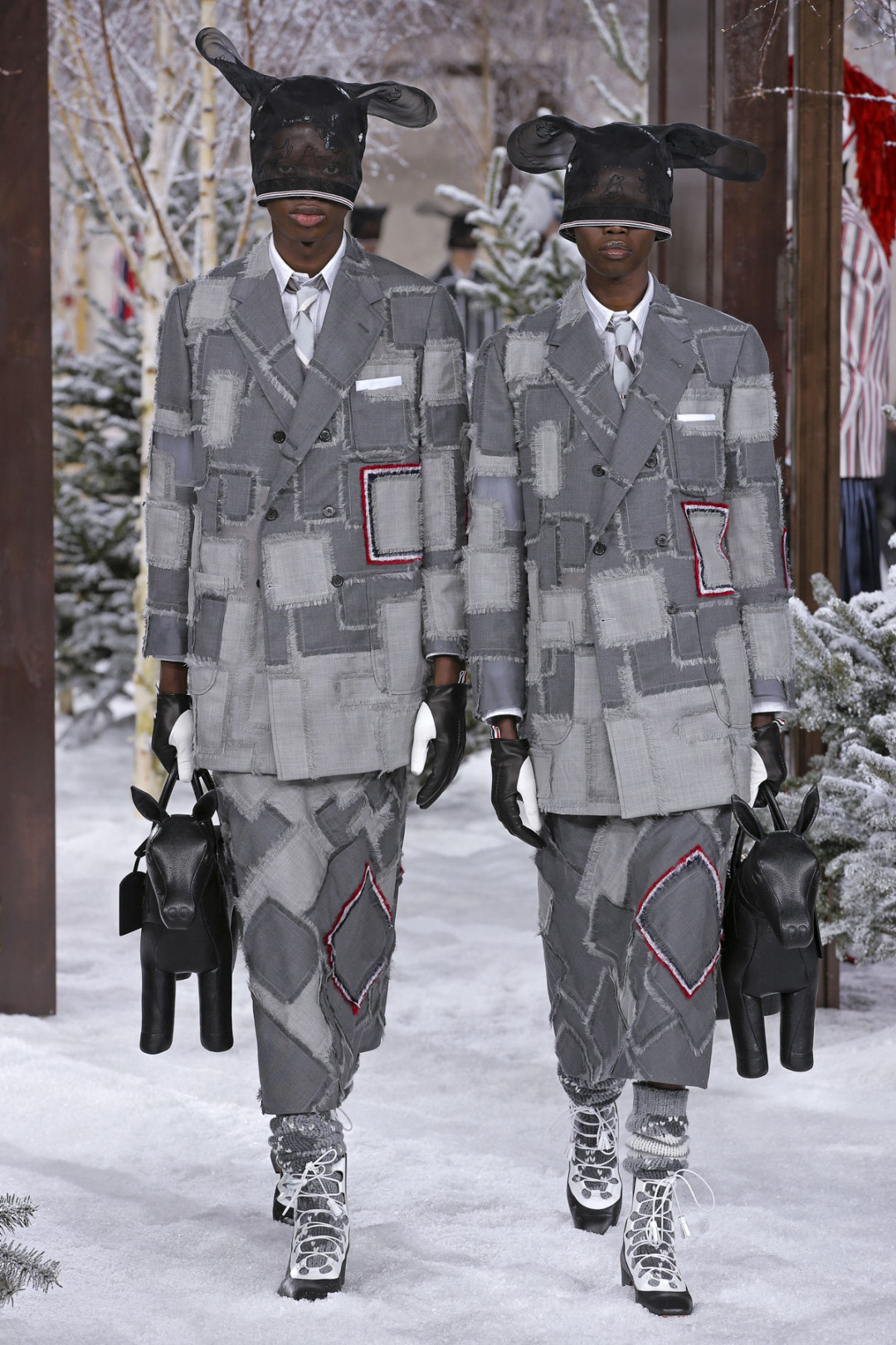 トム ブラウン（Thom Browne）が、パリで2020-21年秋冬コレクションを発表した。