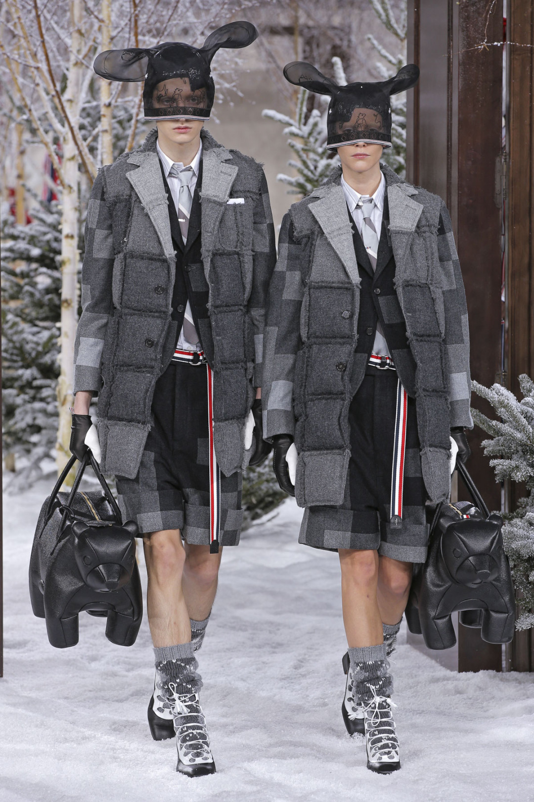 トム ブラウン（Thom Browne）が、パリで2020-21年秋冬コレクションを発表した。