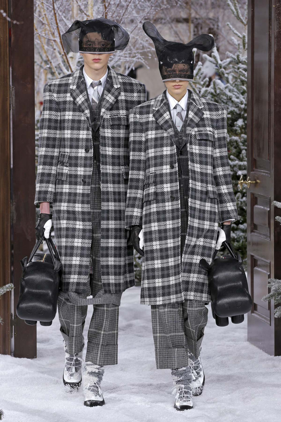 トム ブラウン（Thom Browne）が、パリで2020-21年秋冬コレクションを発表した。