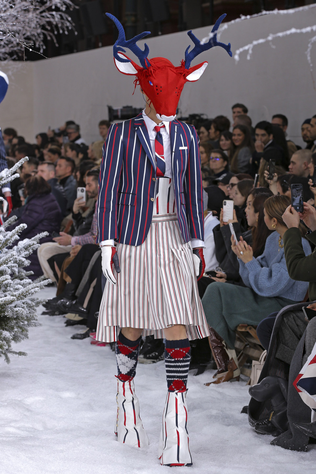 トム ブラウン（Thom Browne）が、パリで2020-21年秋冬コレクションを発表した。