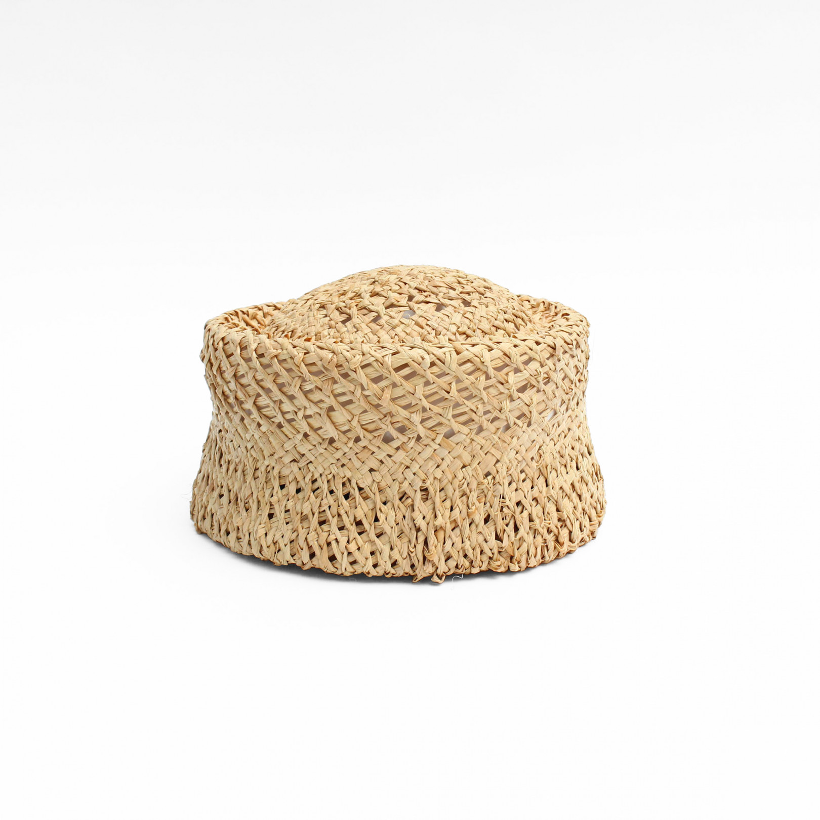 「Traditional Austrian straw hat」（3万6,000円〜4万2,000円） 4月20日より、パスザバトンオンラインショップにて販売中。