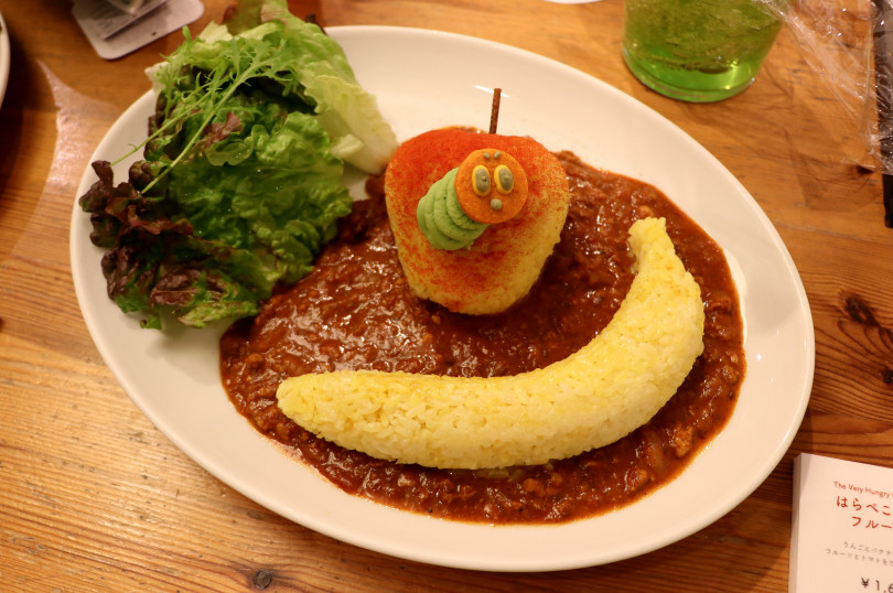 「はらぺこあおむしのフルーツカレー」（1,680円）