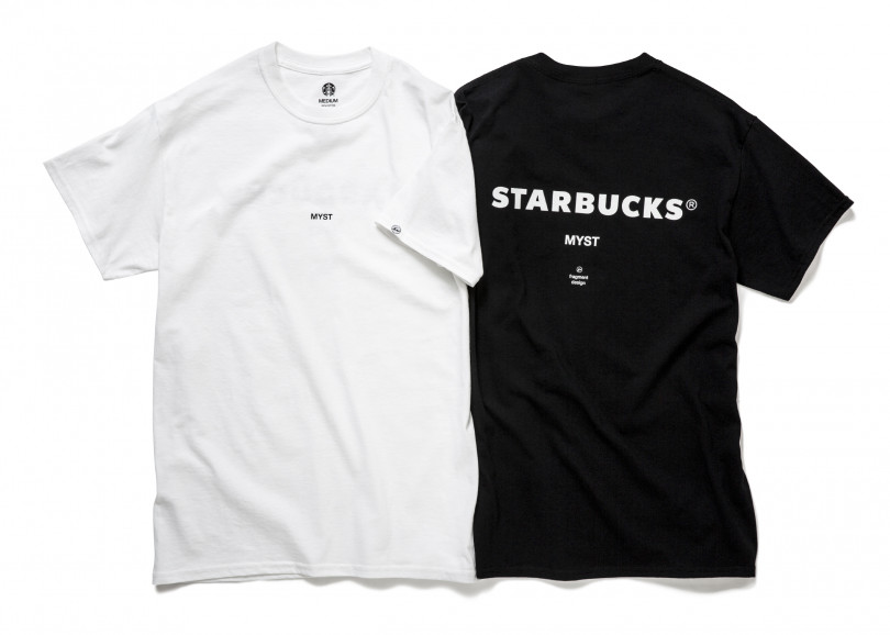 左から、「Tシャツ ホワイト FRGMT MYST」（サイズ：S、M、L、XL / 各6,900円）、「Tシャツ ブラック FRGMT MYST」（サイズ：S、M、L、XL / 各6,900円）※商品のデザインは予告なく変更となることがある。