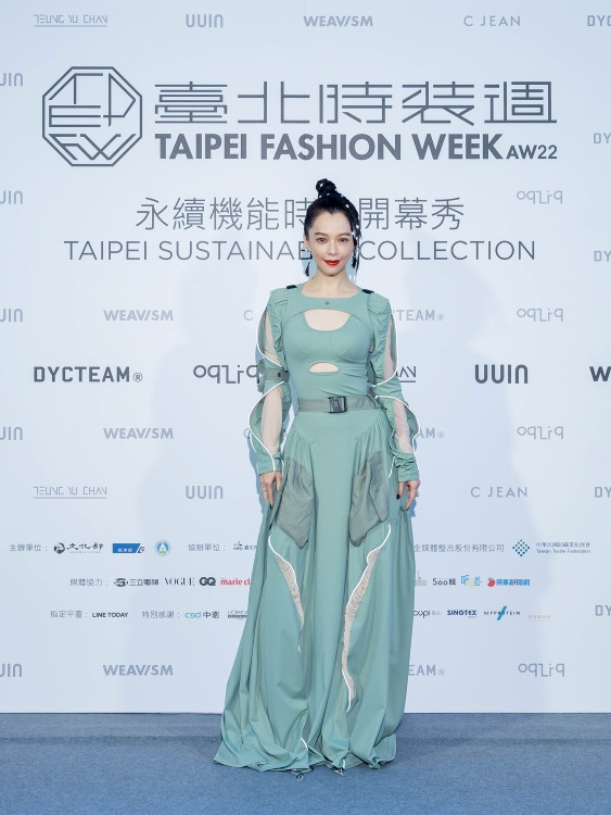 台湾の人気女優ビビアン・スー（徐若瑄）が台湾のブランドSeivsonの新コレクションを着用、開幕ショーの観賞に参加した。