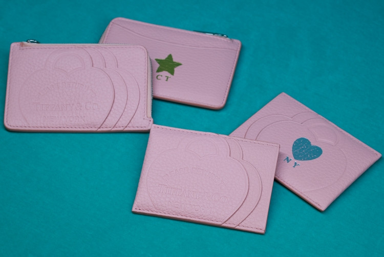 「リターン トゥ ティファニー™」コレクション 左からジップ カード ケース 4万8,950円（税込）、 カード ケース 3万1,350円（税込）