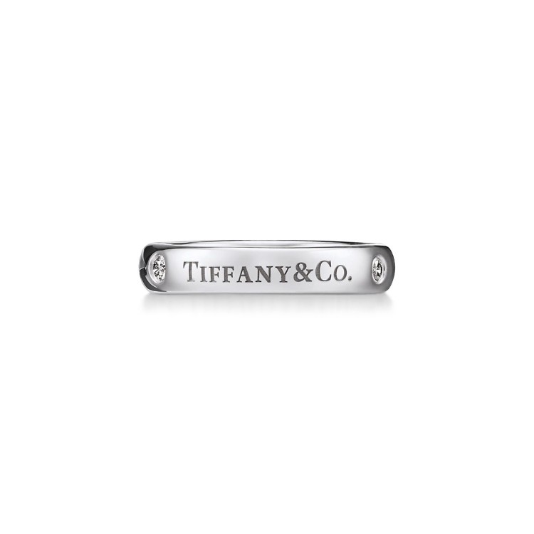Tiffany & Co.® バンドリング 4mm プラチナ、ダイヤモンド(3石合計0.07ct) 40万1,500円(税込)