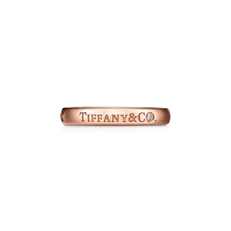 Tiffany & Co.® バンドリング 3mm 18Kローズゴールド、ダイヤモンド(1石0.01ct) 19万300円(税込)