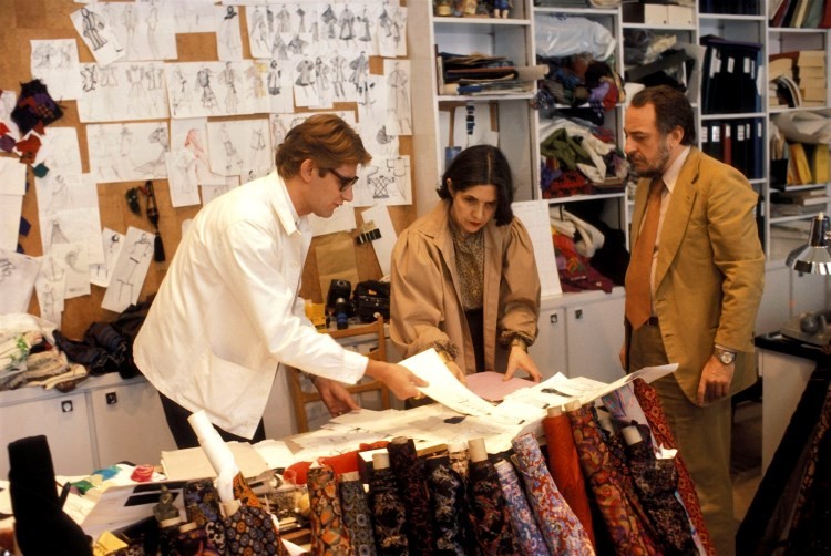 イヴ・サンローラン、アンヌ＝マリー・ムニョス、ピエール・ベルジェ、 パリのマルソー大通り5番地のスタジオにて、1977年