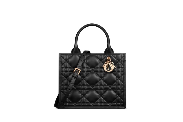 DIOR BOOK TOTE バッグ スモール マクロカナージュ カーフスキン (26.5 x 21 x 14 cm) 53万円（税込）